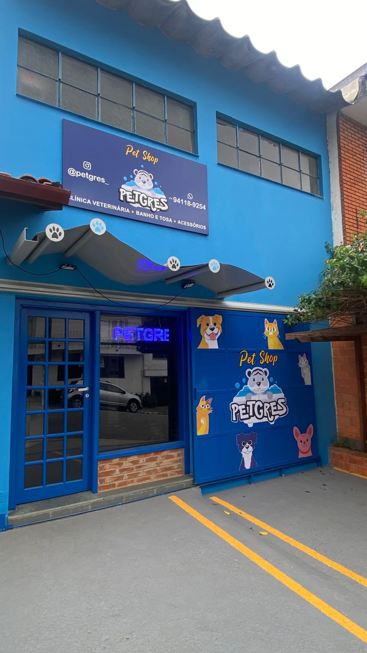 Fachada azul da Petgres na Rua Juá, 160